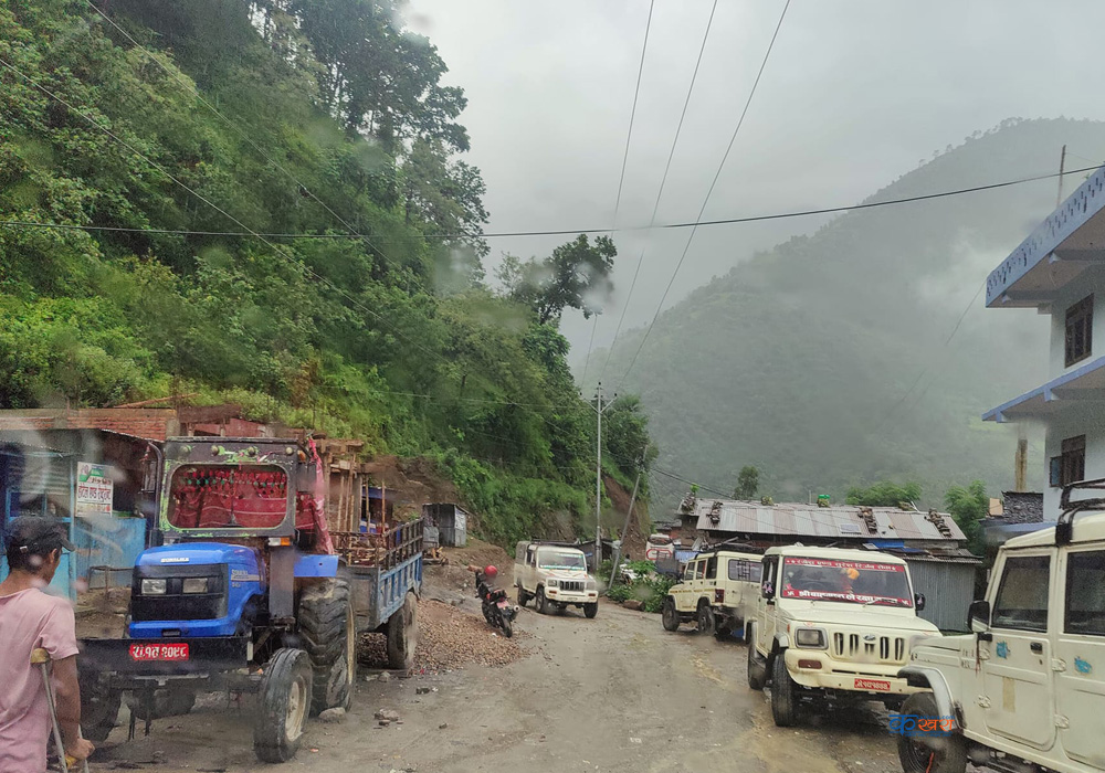 आठबीसकोटको केन्द्रमा मनपरी पार्किङ